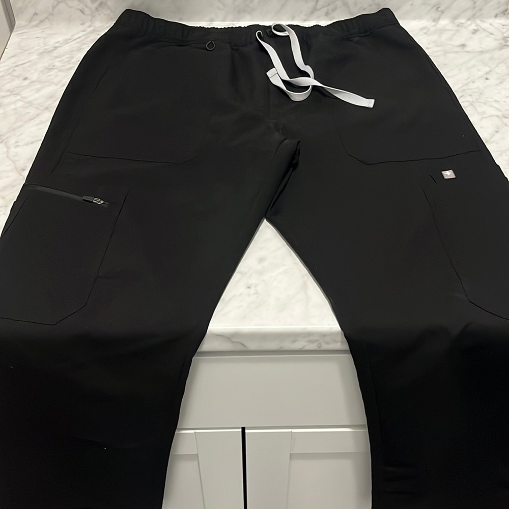 Figs black scrub pant. Mens.